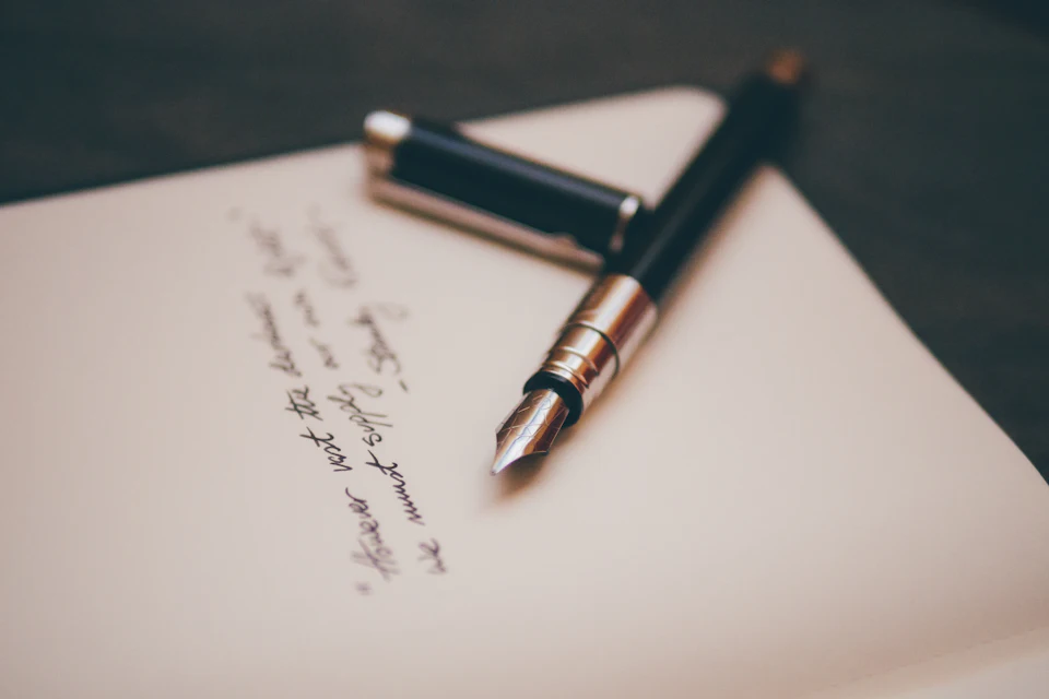 Pluma estilográfica escribiendu sobru papel
