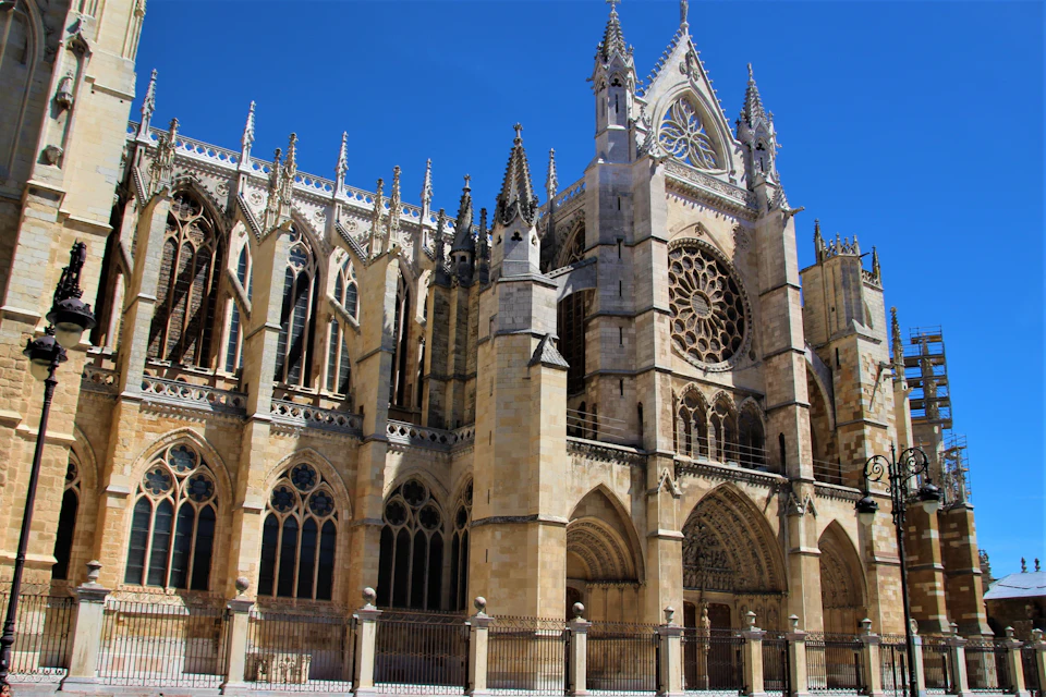 Catedral de Llión baixu un cielu escayecíu